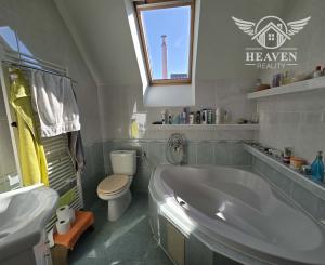 Ponúkame na predaj poschodový dom v Chotíne