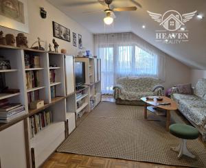 Ponúkame na predaj poschodový dom v Chotíne