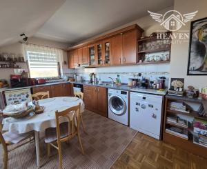 Ponúkame na predaj poschodový dom v Chotíne