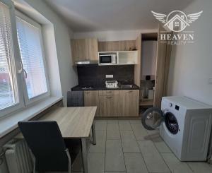 Ponúkame na prenájom 8 zrekonštruovaných zariadených 1 izbových tehlových bytov v Komárne .