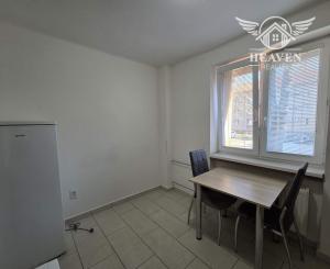 Ponúkame na prenájom 8 zrekonštruovaných zariadených 1 izbových tehlových bytov v Komárne .