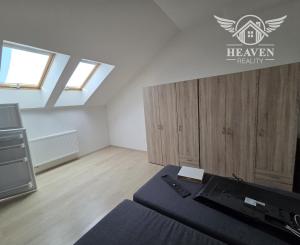 Ponúkame na prenájom 2 zrekonštruované zariadené 3 izbové tehlové byty v Komárne .