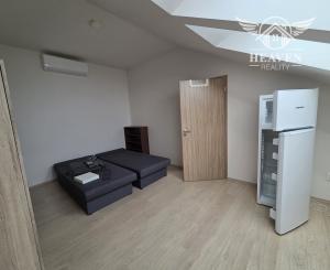 Ponúkame na prenájom 2 zrekonštruované zariadené 3 izbové tehlové byty v Komárne .