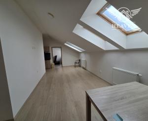 Ponúkame na prenájom 2 zrekonštruované zariadené 3 izbové tehlové byty v Komárne .