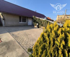 Ponúkame na predaj štýlový dom s veľkým pozemkom a garážou