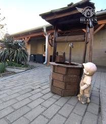 Ponúkame na predaj štýlový dom s veľkým pozemkom a garážou