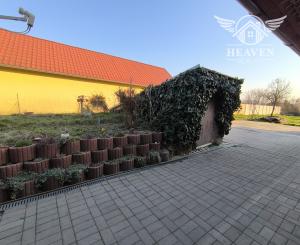 Ponúkame na predaj štýlový dom s veľkým pozemkom a garážou