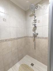 Ponúkame na predaj štýlový dom s veľkým pozemkom a garážou