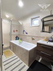 Ponúkame na predaj štýlový dom s veľkým pozemkom a garážou