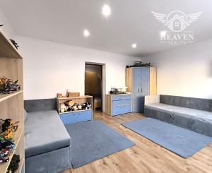 Ponúkame na predaj štýlový dom s veľkým pozemkom a garážou