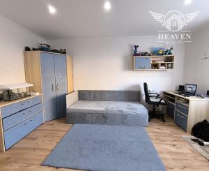 Ponúkame na predaj štýlový dom s veľkým pozemkom a garážou