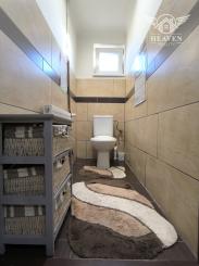 Ponúkame na predaj štýlový dom s veľkým pozemkom a garážou