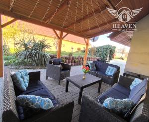 Ponúkame na predaj štýlový dom s veľkým pozemkom a garážou