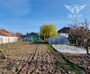 Ponúkame na predaj rod.dom s veľkým pozemkom v Ímeli