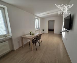 Ponúkame na prenájom zrekonštruovaný zariadený 3 izbový tehlový byt v Komárne .