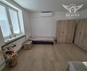 Ponúkame na prenájom zrekonštruovaný zariadený 3 izbový tehlový byt v Komárne .