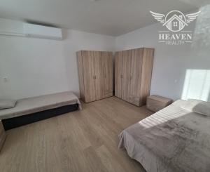 Ponúkame na prenájom zrekonštruovaný zariadený 3 izbový tehlový byt v Komárne .