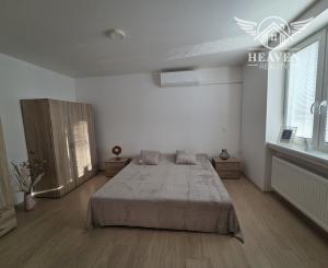 Ponúkame na prenájom zrekonštruovaný zariadený 3 izbový tehlový byt v Komárne .