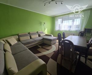 Ponúkame priestranný 3-izbový byt s balkónom v Kolárove