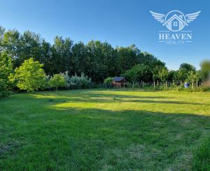 Na predaj pozemok pri vode, len pár minút od Veľkého Medera