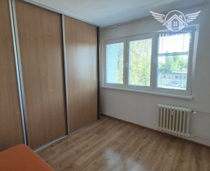Ponúkam na predaj alebo prenájom 1‑izbový, kompletne zrekonštruovaný a zariadený byt v Komárne