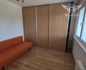 Ponúkam na predaj alebo prenájom 1‑izbový, kompletne zrekonštruovaný a zariadený byt v Komárne