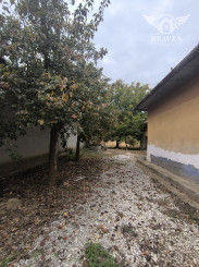 NA PREDAJ RODINNÝ DOM S VEĽKÝM POZEMKOM VO VEĽKÝCH LUDINCIACH