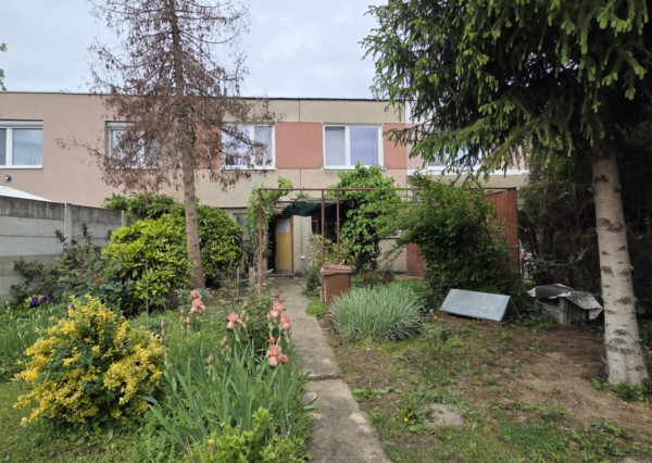 Ponúkame na predaj rodinný dom v pôvodnom stave v Kolárove vo veľmi dobrej lokalite!