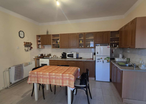 Ponúkame na predaj veľký rodinný dom v Iži