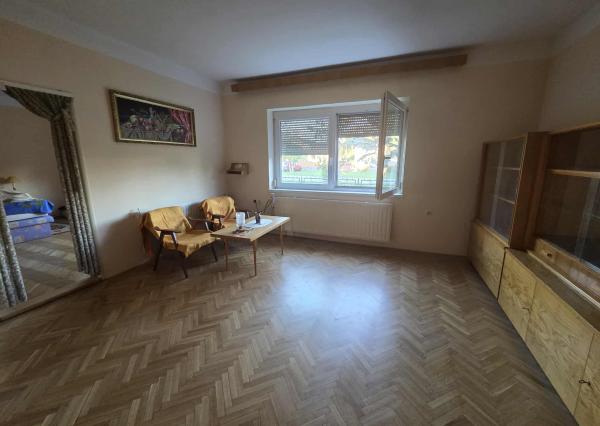 Ponúkame na predaj veľký rodinný dom v Iži