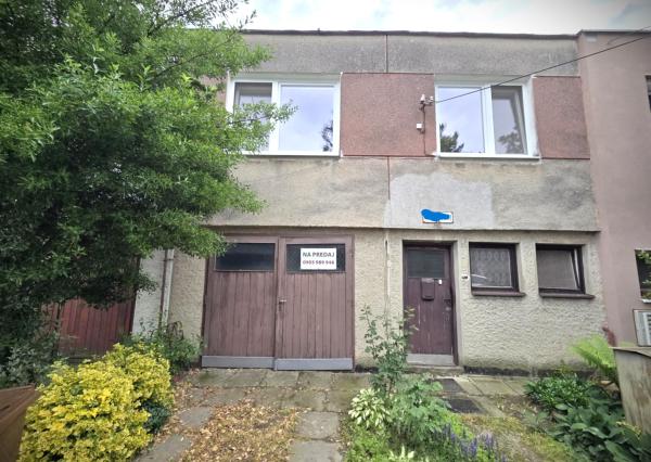 Ponúkame na predaj rodinný dom v pôvodnom stave v Kolárove vo veľmi dobrej lokalite!