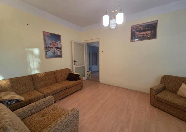 Ponúkame na predaj veľký rodinný dom v Iži