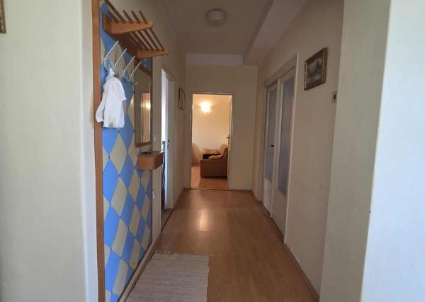 Ponúkame na predaj veľký rodinný dom v Iži