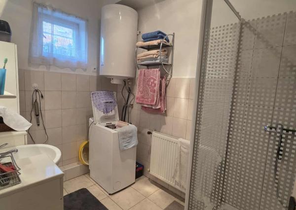 Ponúkame na predaj veľký rodinný dom v Iži