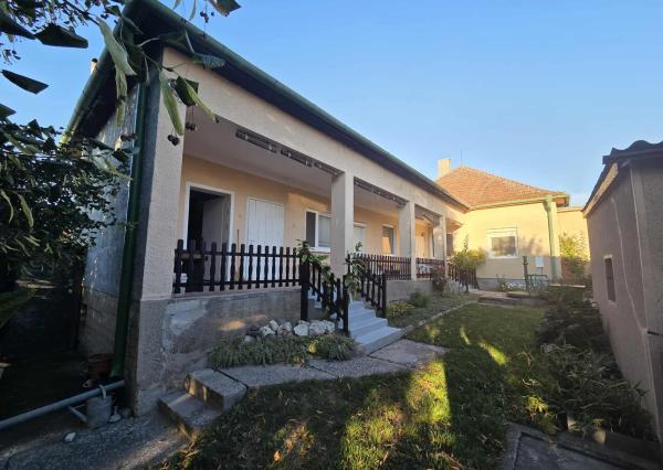 Ponúkame na predaj veľký rodinný dom v Iži