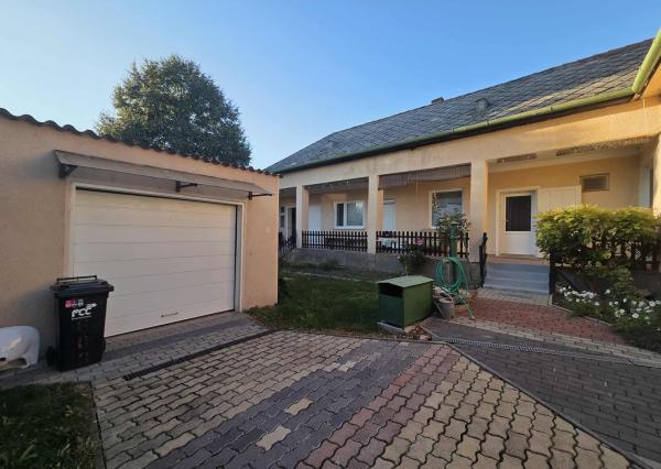 Ponúkame na predaj veľký rodinný dom v Iži