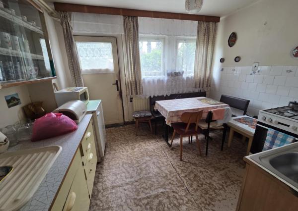 Ponúkame na predaj rodinný dom v pôvodnom stave v Kolárove vo veľmi dobrej lokalite!