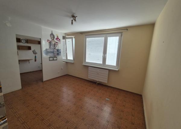 Ponúkame na predaj 1-izbový na Hviezdoslavovej ulici v Komárne