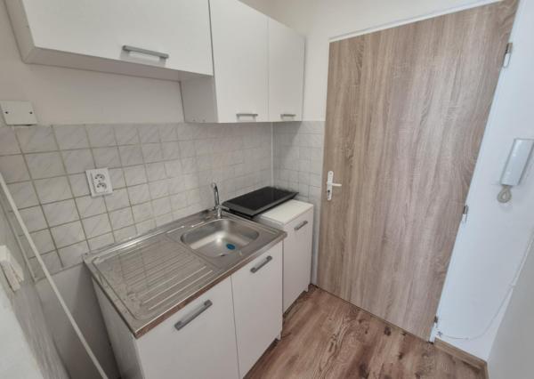 Ponúkame na predaj prerobenú garsónku na ul. Dunajskom nábreží, v Komárne.