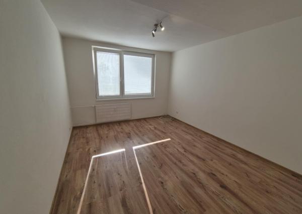 Ponúkame na prenájom prerobenú garsónku na ul. Dunajskom nábreží, v Komárne.