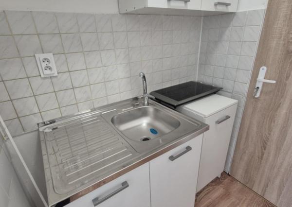 Ponúkame na predaj prerobenú garsónku na ul. Dunajskom nábreží, v Komárne.