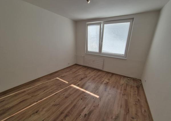 Ponúkame na predaj prerobenú garsónku na ul. Dunajskom nábreží, v Komárne.