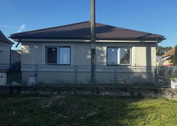 Ponúkame na predaj rodinný dom v Zemnom