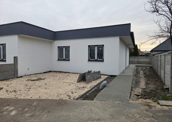 Ponúkame na predaj jednu časť dvojdomu - novostavbu v pokojnej lokalite mesta Kolárova