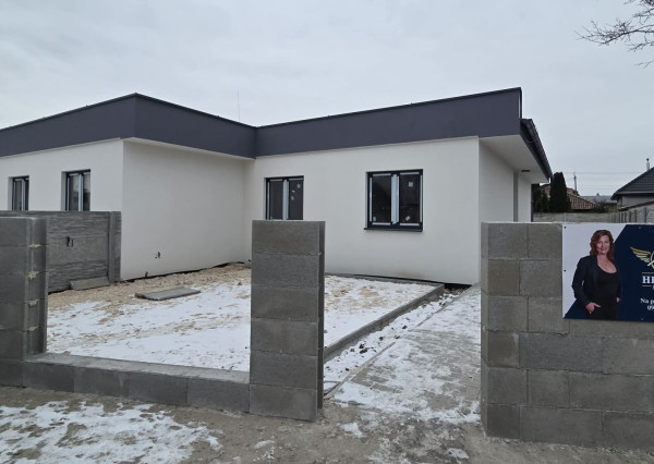 Výhodná ponuka!!!Na predaj jedna časť dvojdomu v Kolárove