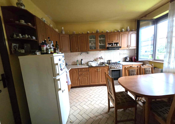 Exkluzívne ponúkame na predaj poschodový rodinný dom v tichej lokalite mesta Kolárovo.