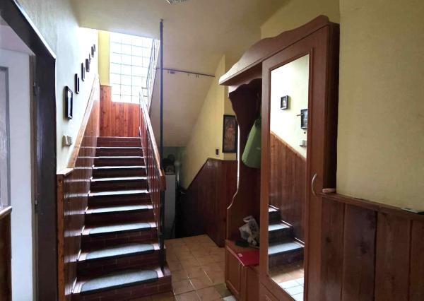 Exkluzívne ponúkame na predaj poschodový rodinný dom v tichej lokalite mesta Kolárovo.