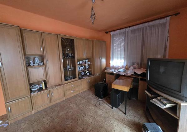 Exkluzívne ponúkame na predaj poschodový rodinný dom v tichej lokalite mesta Kolárovo.