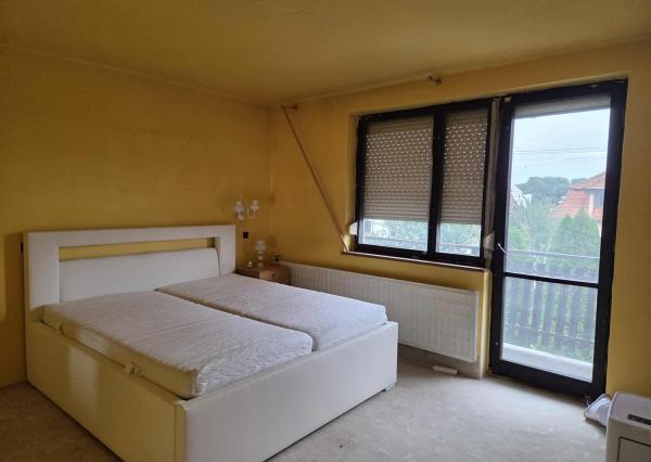 Exkluzívne ponúkame na predaj poschodový rodinný dom v tichej lokalite mesta Kolárovo.