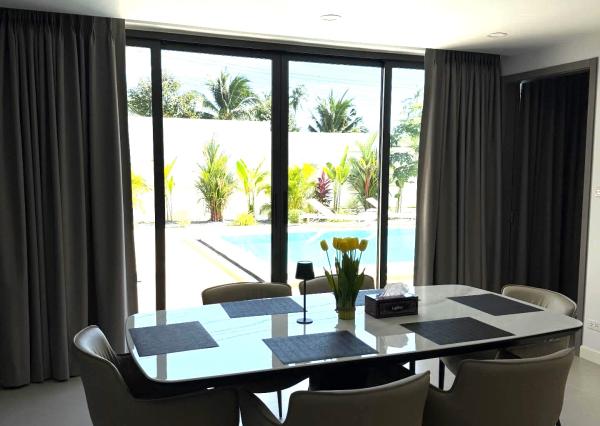 Ponúkame na predaj vilu v krásnom prostredí Thajska.